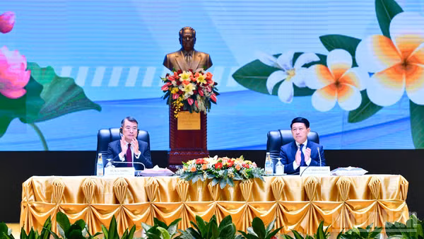 Thủ tướng Lê Minh Hưng và Thủ tướng Saleumxay Kommasith đồng chủ trì Hội nghị Xúc tiến đầu tư Việt Nam-Lào. (Ảnh: THANH GIANG)