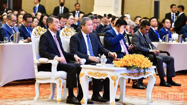 Thủ tướng Chính phủ Lê Minh Hưng và Thủ tướng Campuchia Hun Manet tham dự Diễn đàn Doanh nghiệp Việt Nam-Campuchia. (Ảnh: THANH GIANG)