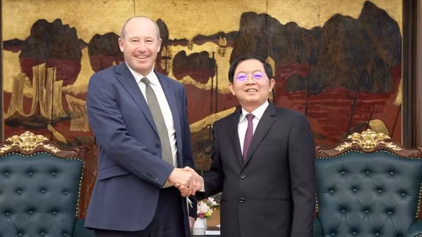 Phó Thủ tướng Hồ Quốc Dũng tiếp ông Mark Armstrong, Giám đốc Thương mại phụ trách khu vực châu Âu, Trung Đông và châu Phi, châu Á - Thái Bình Dương của Tập đoàn Pasqal (Cộng hòa Pháp). (Ảnh: GIA HUY/chinhphu.vn)