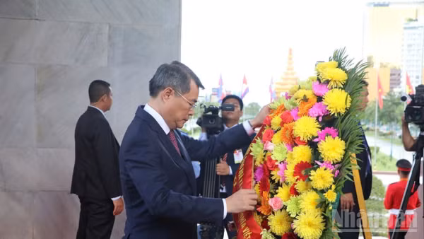 Thủ tướng Chính phủ Lê Minh Hưng thực hiện nghi thức dâng hoa tại Đài Độc lập ở thủ đô Phnom Penh. (Ảnh: HUY VŨ)