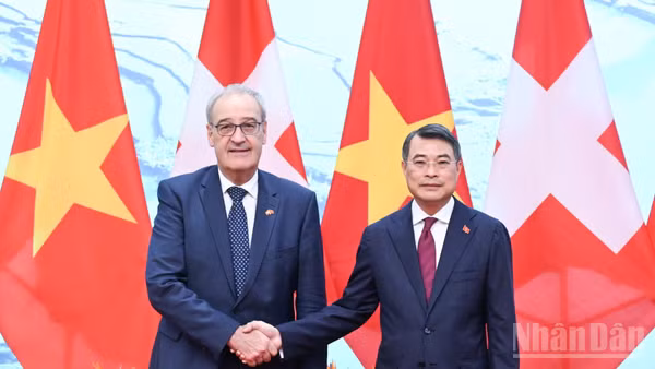 Thủ tướng Chính phủ Lê Minh Hưng và Tổng thống Thụy Sĩ Guy Parmelin. (Ảnh: TRẦN HẢI)