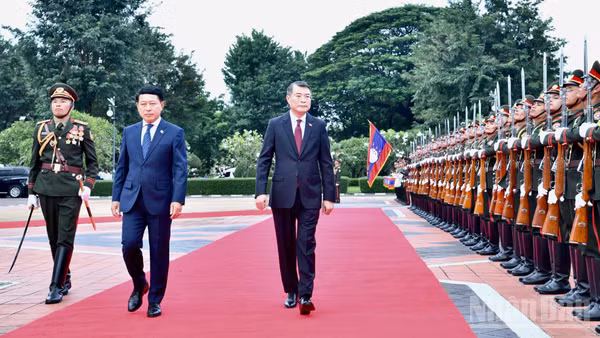 Thủ tướng Chính phủ Lê Minh Hưng và Thủ tướng Lào Saleumxay Kommasith duyệt Đội danh dự Quân đội nhân dân Lào. (Ảnh: THANH GIANG)