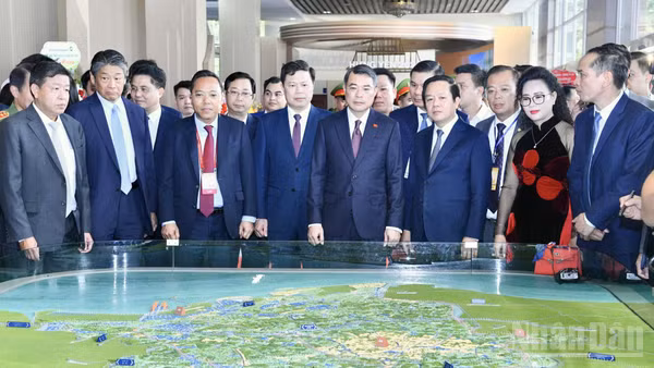Thủ tướng Chính phủ Lê Minh Hưng nghe lãnh đạo tỉnh Hưng Yên giới thiệu sa bàn về quy hoạch tỉnh. (Ảnh: THANH GIANG)