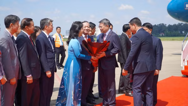Thủ tướng Chính phủ Lê Minh Hưng tới sân bay quốc tế Wattay, Thủ đô Viêng Chăn bắt đầu chuyến thăm chính thức Cộng hòa Dân chủ Nhân dân Lào theo lời mời của Thủ tướng Lào Saleumxay Kommasith. (Ảnh: VOV)