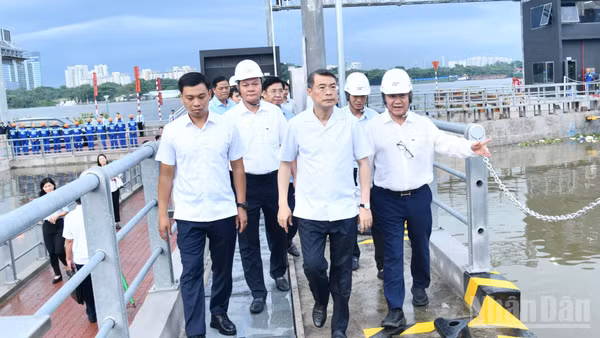 Thủ tướng Chính phủ Lê Minh Hưng đi thị sát, kiểm tra công trình Cống Tân Thuận ngăn triều - một trong các dự án chống ngập ở Thành phố Hồ Chí Minh. (Ảnh: THANH GIANG)