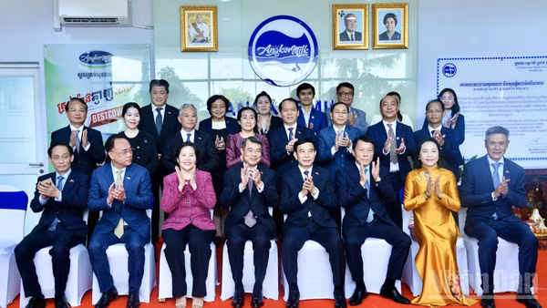 Thủ tướng Chính phủ Lê Minh Hưng với lãnh đạo Vinamilk và Angkor Milk. (Ảnh: THANH GIANG)