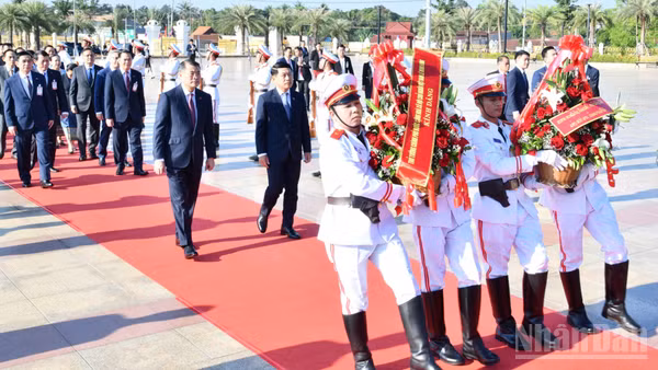 Thủ tướng Lê Minh Hưng cùng Thủ tướng Lào Saleumxay Kommasith đến dâng hoa tưởng nhớ, tri ân công lao to lớn của các bậc lãnh tụ vĩ đại hai nước. (Ảnh: THANH GIANG)