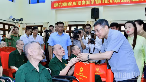 Thủ tướng Chính phủ Lê Minh Hưng ân cần thăm hỏi, tặng quà cho các bác thương binh đang điều trị tại Trung tâm Điều dưỡng thương binh Kim Bảng. (Ảnh: Thanh Giang)