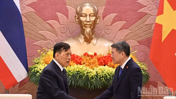 Thủ tướng Chính phủ Lê Minh Hưng và Nhà vua Vương quốc Thái Lan Maha Vajiralongkorn Phra Vajiraklaochaoyuhua. (Ảnh: TRẦN HẢI)