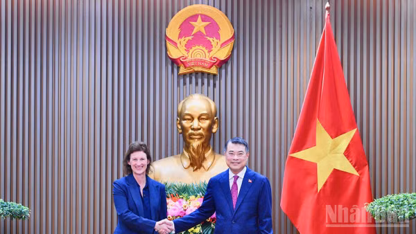 Thủ tướng Chính phủ Lê Minh Hưng và bà Fiona Bassett, Tổng Giám đốc điều hành Tổ chức FTSE Russell. (Ảnh: THANH GIANG)