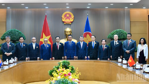 Thủ tướng Chính phủ Lê Minh Hưng và Trưởng đoàn các nước ASEAN và Ban Thư ký ASEAN nhân dịp tham dự Hội nghị lãnh đạo cơ quan thực thi pháp luật các nước ASEAN về hợp tác đấu tranh với tội phạm truy nã. (Ảnh: THANH GIANG)