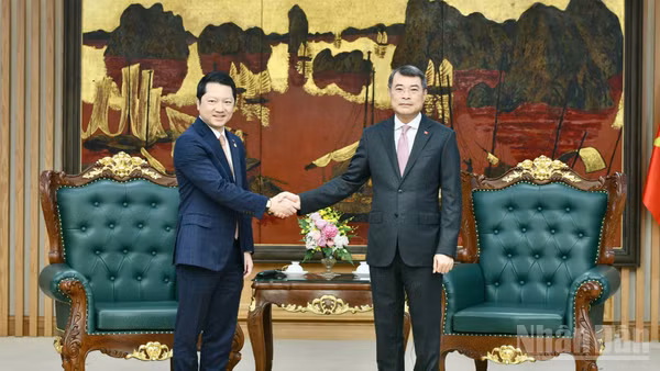 Thủ tướng Chính phủ Lê Minh Hưng và Bộ trưởng Thanh tra Campuchia Sok Soken. (Ảnh: THANH GIANG)