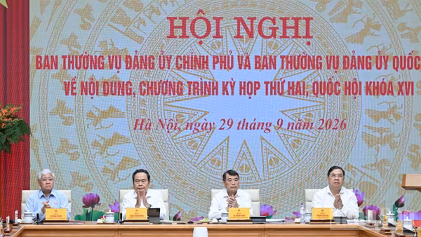 Đồng chí Lê Minh Hưng, Ủy viên Bộ Chính trị, Bí thư Đảng ủy Chính phủ, Thủ tướng Chính phủ và đồng chí Trần Thanh Mẫn, Ủy viên Bộ Chính trị, Bí thư Đảng ủy Quốc hội, Chủ tịch Quốc hội đồng chủ trì hội nghị. (Ảnh: TRẦN HẢI)