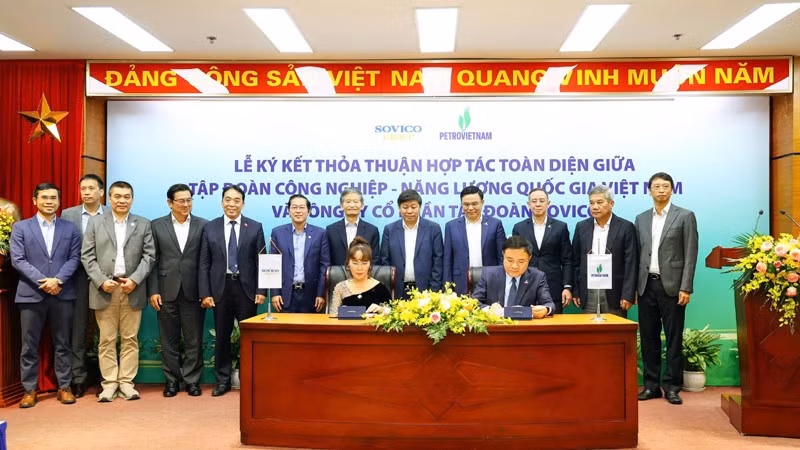 Tổng Giám đốc Petrovietnam Lê Ngọc Sơn và Chủ tịch Hội đồng quản trị Sovico Nguyễn Thị Phương Thảo ký kết thỏa thuận hợp tác toàn diện.