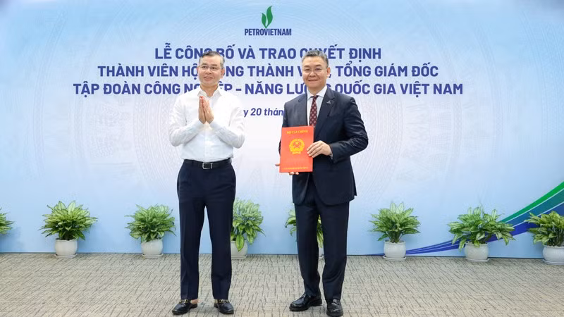 Bộ trưởng Tài chính Ngô Văn Tuấn trao quyết định bổ nhiệm Thành viên Hội đồng thành viên Petrovietnam cho ông Lê Mạnh Cường.