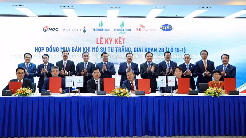 Phó Thủ tướng Thường trực Phạm Gia Túc và các đại biểu chứng kiến lễ ký hợp đồng mua bán khí mỏ Sư Tử Trắng, giai đoạn 2B, Lô 15-1.