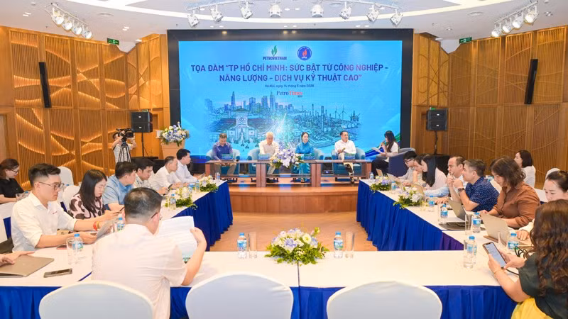 Các đại biểu trao đổi tại buổi tọa đàm.