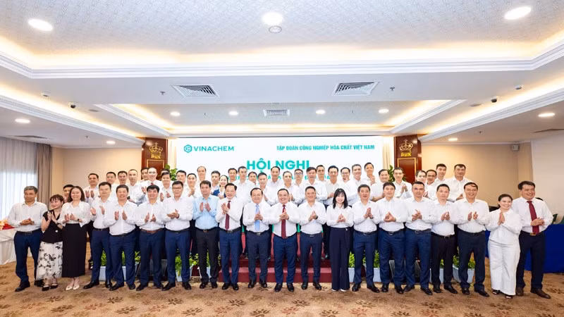 Các đại biểu dự hội nghị chụp ảnh lưu niệm.