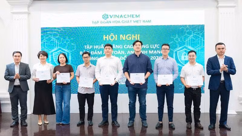 Trao Giấy chứng nhận nâng cao năng lực bảo đảm an toàn, an ninh mạng trong chuyển đổi số do Hiệp hội An ninh mạng quốc gia cấp cho các học viên. (Ảnh: THẢO HIỀN)