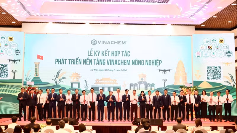 Các đại biểu chứng kiến lễ ký hợp tác phát triển nền tảng Vinachem nông nghiệp.
