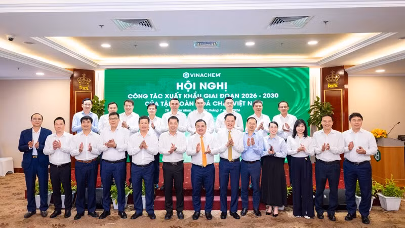 Các đại biểu dự hội nghị chụp ảnh lưu niệm.