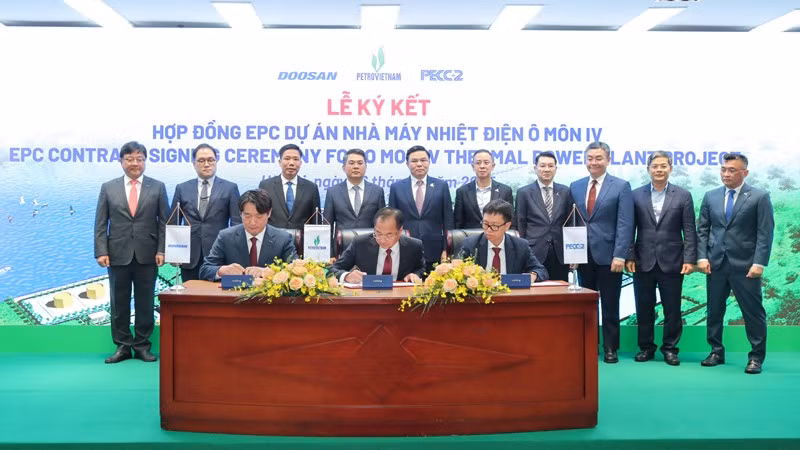 Đại diện Ban quản lý dự án chuyên ngành điện và Liên danh tổng thầu Doosan và PECC2 ký kết hợp đồng EPC.