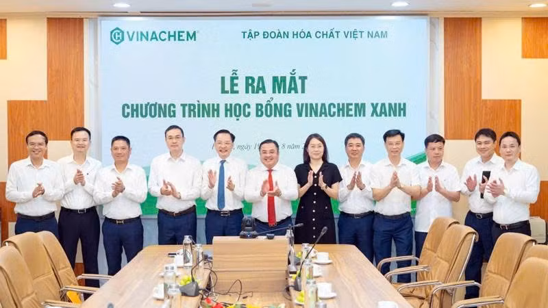 Các đại biểu chụp ảnh tại lễ ra mắt chương trình học bổng Vinachem xanh. (Ảnh: HOÀNG ANH)