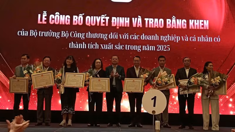 Các doanh nghiệp, cá nhân nhận Bằng khen của Bộ trưởng Công thương với thành tích xuất sắc trong năm 2025.