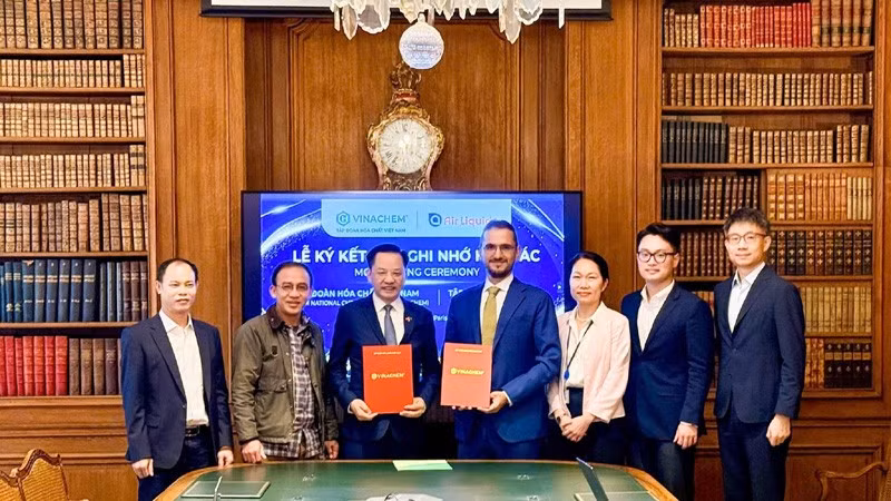Tổng Giám đốc Vinachem Nguyễn Hữu Tú và ông Erik Mota Calvosa, Giám đốc điều hành khu vực Đông Nam Á thuộc Tập đoàn Air Liquide trao Biên bản ghi nhớ. (Ảnh: BÍCH THỦY)