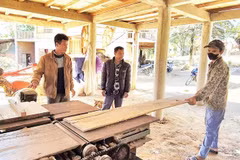 Bí thư Chi bộ thôn Pa Hy Hồ Văn Được (ngoài cùng, bên trái) thăm hỏi, động viên người dân chuyển đổi ngành nghề phù hợp, hiệu quả.