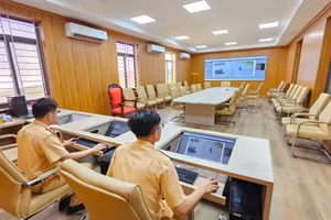 Cảnh sát giao thông theo dõi, xác minh, xử lý vi phạm do camera AI phát hiện. (Ảnh: HÀ HỒNG HÀ)