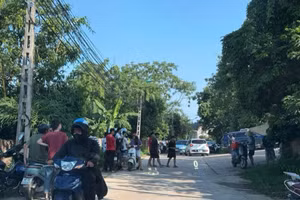 Nhiều người dân tụ tập tại cổng chùa Bầu chiều 11/8. (Ảnh: HÀ HỒNG HÀ)