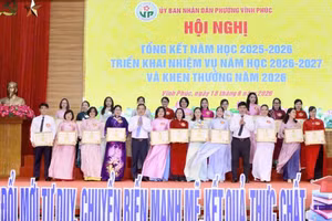 Lãnh đạo Sở Giáo dục-Đào tạo và phường Vĩnh Phúc chúc mừng các giáo viên dạy giỏi.
