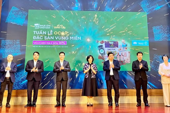 Các đại biểu thực hiện nghi thức khởi động Tuần lễ Thương hiệu Việt trên môi trường số. (Ảnh: BCT)