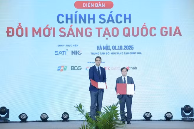 Đại diện Cục Đổi mới sáng tạo và GIZ trao đổi thỏa thuận triển khai dự án. (Ảnh: GIZ)