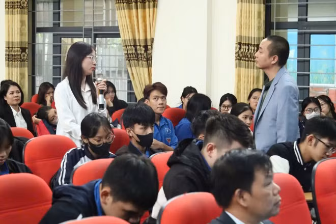 Chuyên gia hướng dẫn, giải đáp thắc mắc về khởi nghiệp cho thanh niên. (Ảnh: BTC)