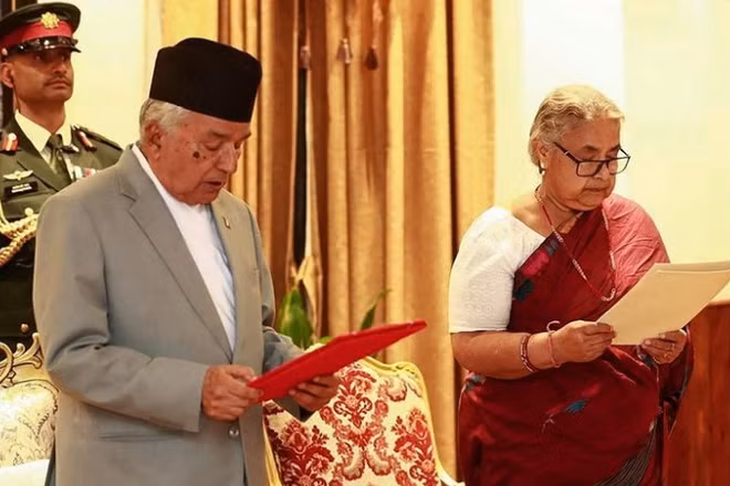 Tân Thủ tướng lâm thời Nepal Sushila Karki (phải) tuyên thệ nhậm chức sau khi được Tổng thống Ram Chandra Paudel (trái, phía trước) bổ nhiệm, tại Kathmandu, ngày 12/9/2025. (Ảnh: THX/TTXVN)