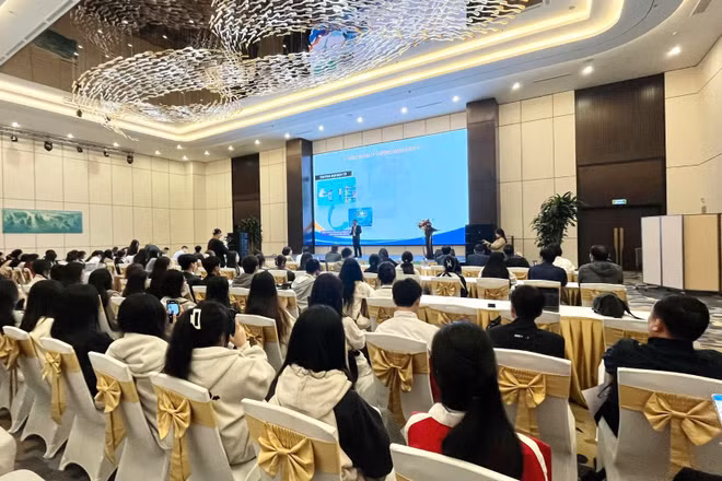 Quang cảnh diễn đàn về ứng dụng AI và Big Data trong thương mại điện tử.