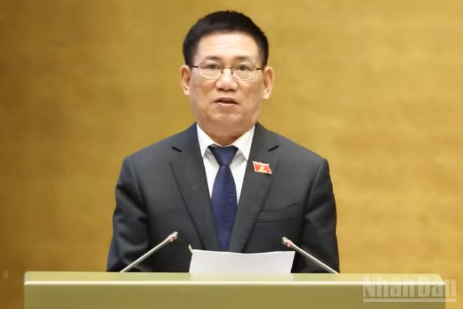 Phó Thủ tướng Hồ Đức Phớc trình bày Báo cáo đánh giá tình hình và kết quả 5 năm thực hiện Nghị quyết số 31/2021/QH15 ngày 12/11/2021 của Quốc hội về Kế hoạch cơ cấu lại nền kinh tế giai đoạn 2021-2025. (Ảnh: DUY LINH)