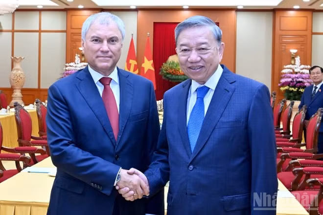 Tổng Bí thư Tô Lâm và Chủ tịch Duma Quốc gia Quốc hội Liên bang Nga Vyacheslav Volodin. (Ảnh: ĐĂNG KHOA)