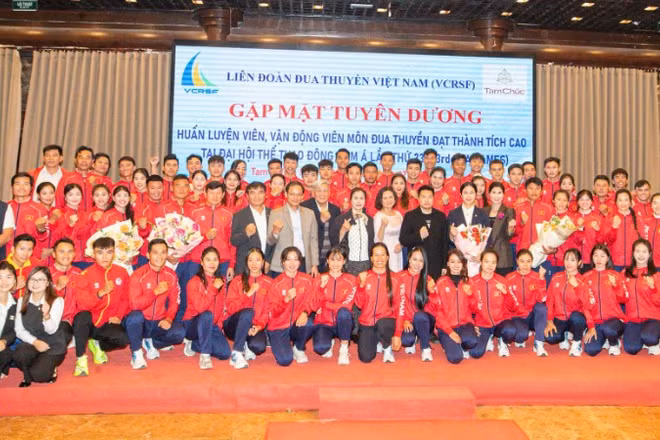 Tuyên dương các huấn luyện viên, vận động viên môn Đua thuyền đạt thành tích xuất sắc tại SEA Games 33. (Ảnh: BTC)