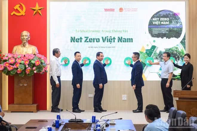 Các đồng chí lãnh đạo cùng các đại biểu thực hiện nghi thức khai trương trang thông tin Net Zero Việt Nam.