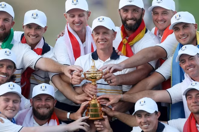 Các tay vợt đội châu Âu ăn mừng cùng đội trưởng Luke Donald. (Ảnh: Ryder Cup)