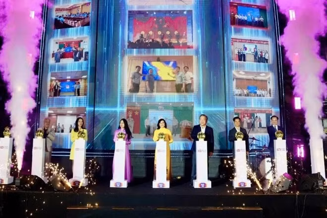 Các đại biểu thực hiện nghi thức khai mạc Ngày mua sắm trực tuyến Việt Nam - Online Friday 2025.