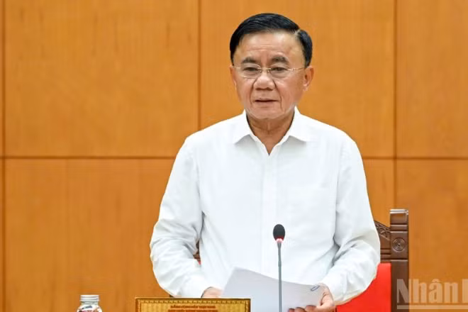 Thường trực Ban Bí thư Trần Cẩm Tú ký ban hành Kết luận số 202-KL/TW. (Ảnh: DUY LINH)