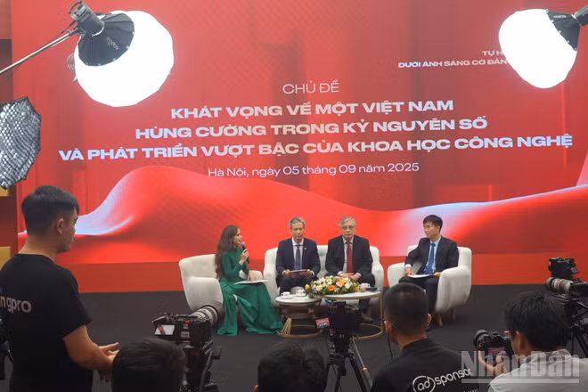 Không khí sôi nổi tại Tọa đàm “Khát vọng về một Việt Nam hùng cường trong kỷ nguyên số và phát triển vượt bậc của khoa học công nghệ”.
