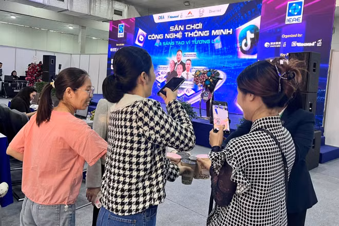 Các bạn trẻ hào hứng thực hành sử dụng AI quay video sản phẩm đăng lên các nền tảng.
