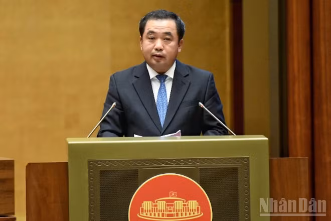 Bộ trưởng Nông nghiệp và Môi trường Trần Đức Thắng phát biểu giải trình vấn đề đại biểu Quốc hội nêu. (Ảnh: DUY LINH)