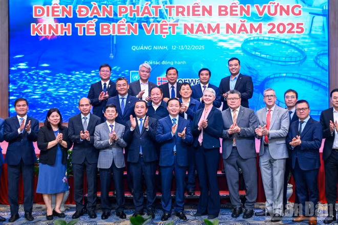 Các đại biểu tham dự diễn đàn chụp ảnh lưu niệm.