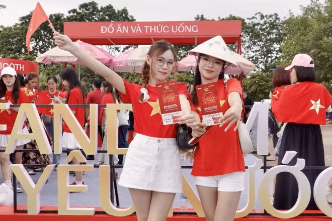 Các bạn trẻ check-in tại gian hàng Fandom Yêu nước với tấm vé chương trình “Tổ quốc trong tim” trên tay. (Ảnh: BTC)